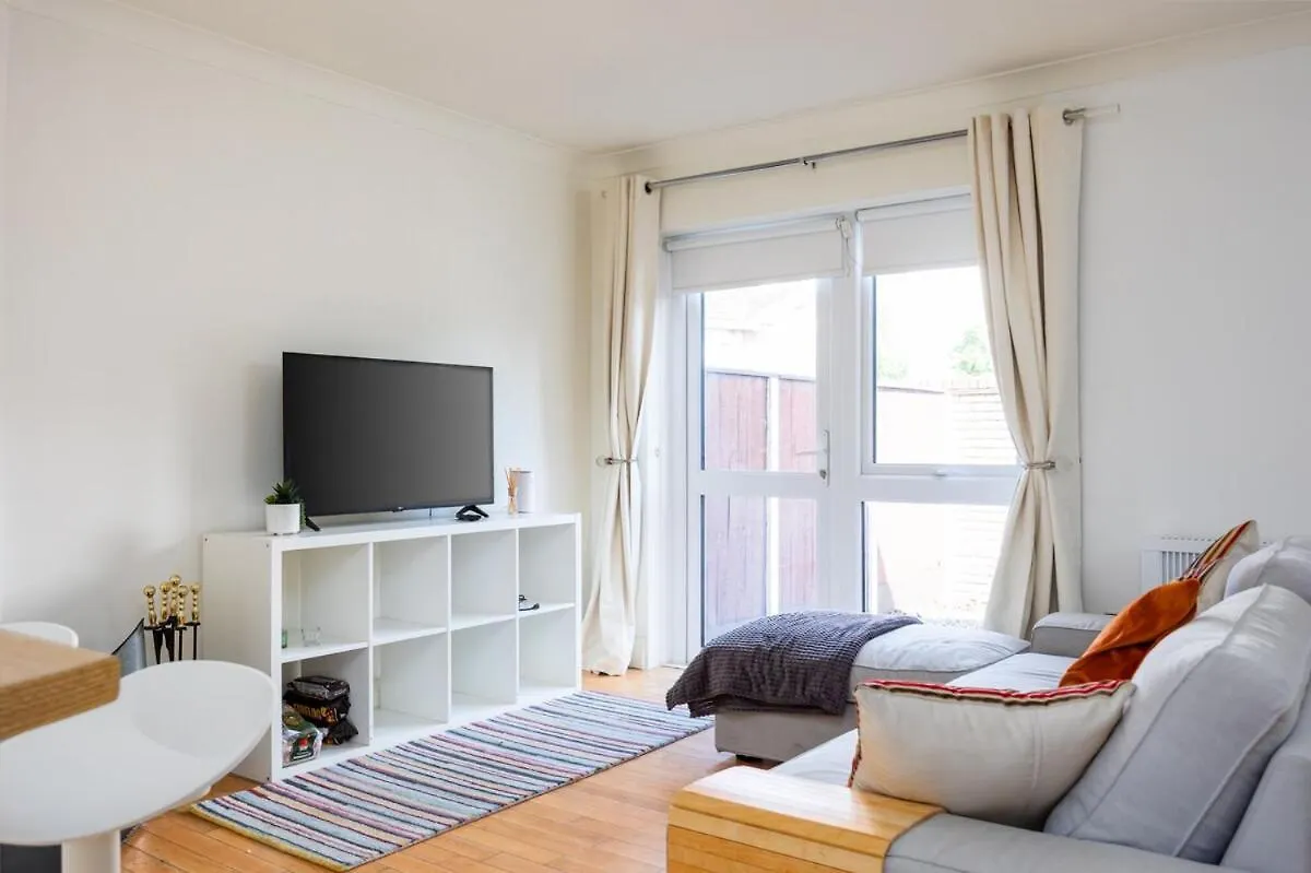 דבלין Spacious 2 Bed House - 20 Min Bus To City Center
